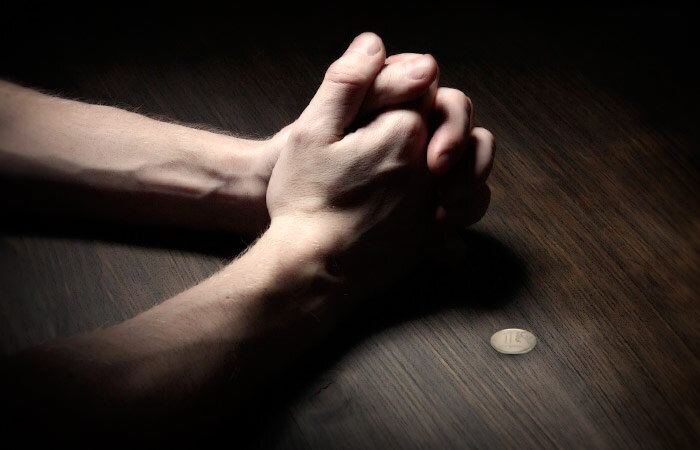 Положил Иван рубль перед собой и закручинился...