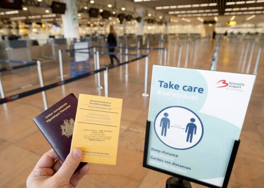 Французский паспорт и международный сертификат (фото GETTY IMAGES)