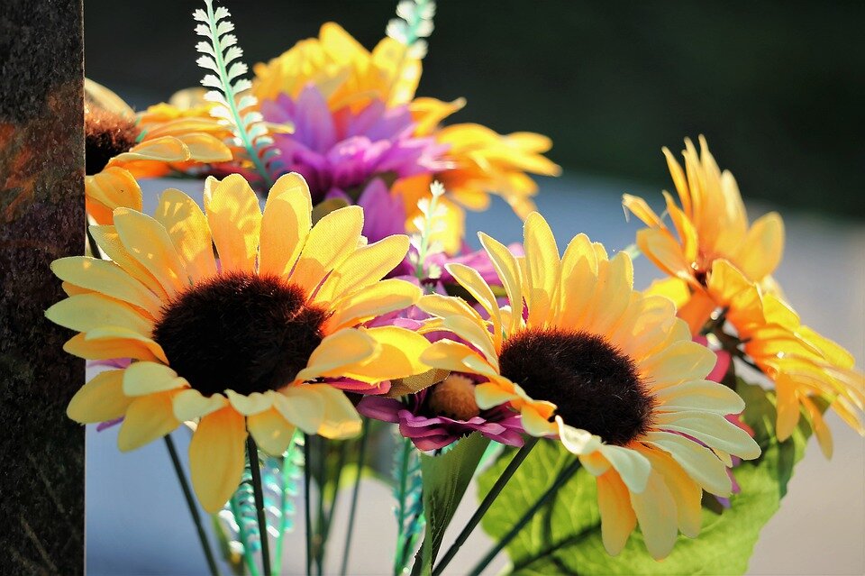 искусственные цветы желтого цвета - дурной знак
