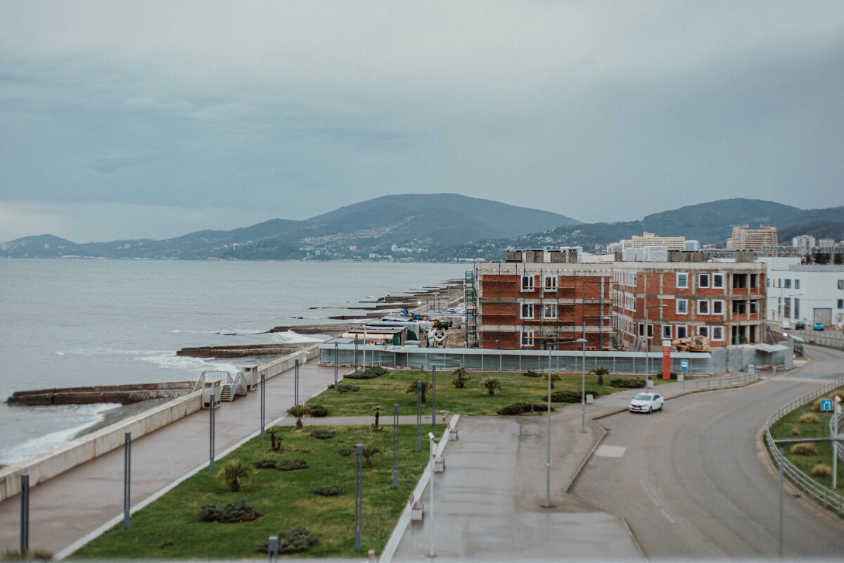 Вид с Адлерского железнодорожного вокзала, январь 2021