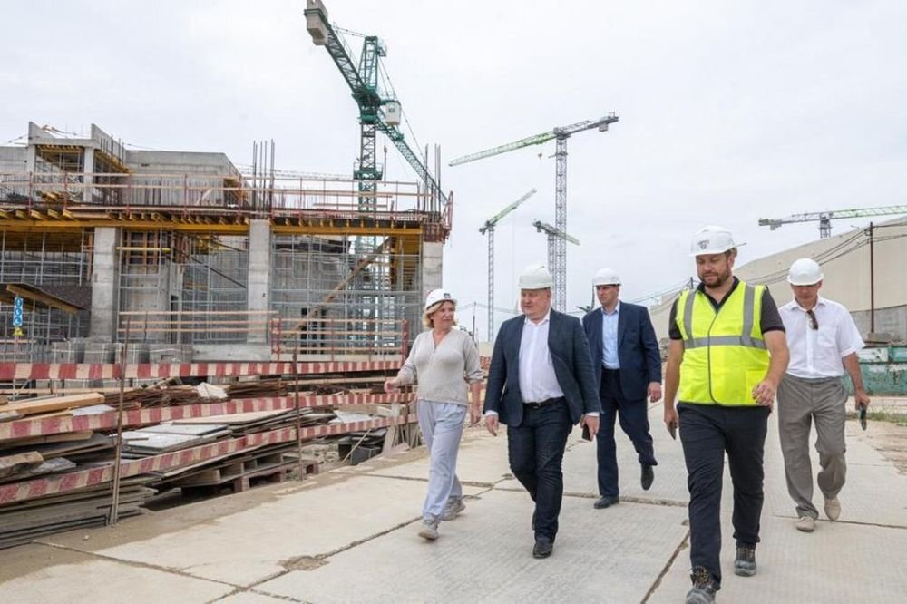 Глава Минкульта Ольга Любимова на строительстве кластера на мысе Хрустальный. Фото: sev.gov.ru