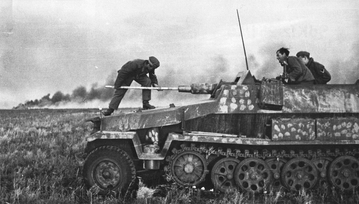 Мотопехота на БТР - это не только сама пехота, но и ее тяжелое вооружение. На фото 75-мм пехотное орудие на БТР (Sd.kfz.251/9)