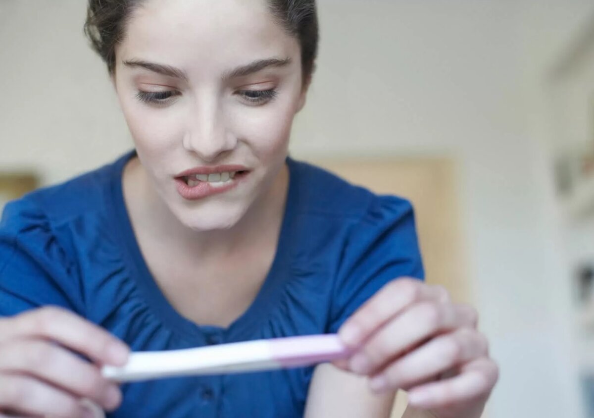 Слабая полоска на тесте на беременность: что это значит, каковы причины