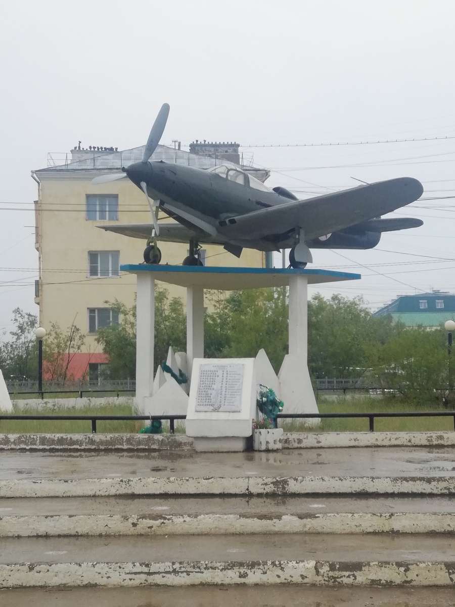 Памятник летчикам,недалеко от аэропорта.Приятно удивило,и в дальнейшем - ухоженные памятники посвященные героям Великой отечественной войны.
