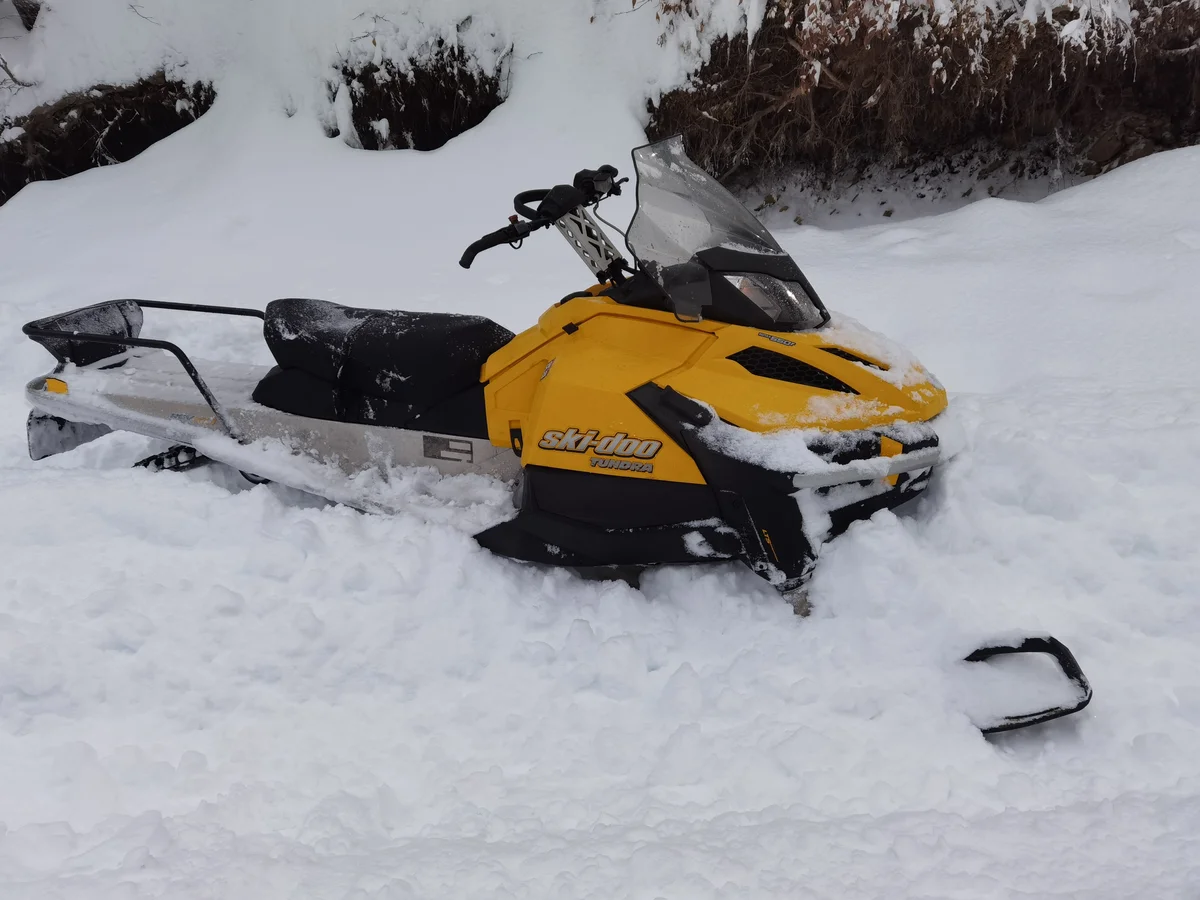 На телескопических стойках такой снег не преграда! Плывет как торпеда. Источник фото - https://auto.ru/snowmobile/used/sale/brp/tundra/3668894-5d87538b/