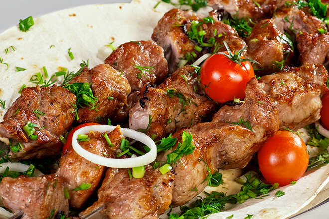 Армянский маринад для шашлыка  готовится без использования уксуса или майонеза, его основной ингредиент это нерафинированное подсолнечное масло. Минимальное время маринования мяса при таком методе 40 мин. Согласитесь, что это очень быстро. Время готовки: 35 мин.Время приготовления: 35 мин.Порций: 7.                                               Ингредиенты:Свинина (шея) – 1,5 кгПодсолнечное масло (нерафинированное) – 200 мл.Лук репчатый – 500 гр.Перец черный молотый – 1 ч.л.Кориандр – 1 ч.л.Соль – по вкусуХмели-сунели – по желанию Процесс приготовления:В эмалированную кастрюлю вливаем нерафинированное подсолнечное масло. Конечно, идеально подойдет домашнее масло, но за неимением такого можно воспользоваться и покупным. В масло добавляем специи. Перец должен использоваться исключительно черный молотый, кориандр грубого помола, хмели-сунели можете добавить по желанию. Далее маринад нужно посолить, перемешать и оставить на время, для того чтобы масло впитало ароматы специй. Пока маринад вбирает ароматы специй, занимаемся луком. Очистим его, при этом оставляя верхушку и корешки. При последующей обжарке они обгорят, а у вас останутся вкусные запеченные четвертинки. Нарезаем вдоль в зависимости от размера на 4 или 6 частей. Одну луковицу нарезаем мелко, добавляем в масляную смесь и перетираем. В маринад отправляем весь лук и перемешиваем. Даем время луку отдать свой вкус и аромат маринаду. Подготавливаем мясо. Промываем и обсушиваем его. Нарезаем достаточно крупно, так оно получится сочным. Отправляем куски мяса в маринад. Все тщательно перемешиваем и затем хорошенько придавливаем. Выше упоминалось, что минимальное время маринования мяса в таком маринаде 40 минут, но при необходимости его можно держать в холодильнике до 3 дней и не переживать что оно испортится. Если собираетесь жарить мясо не в день маринования, то посыпьте его сверху перцем и залейте масло так, чтобы оно покрывало все мясо.  