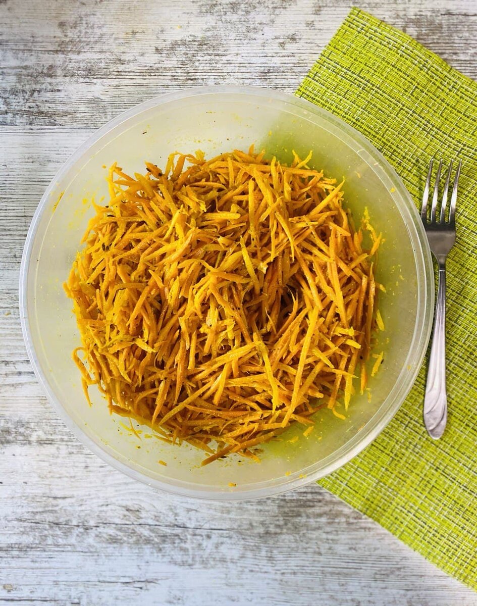 Я делаю сразу много салата - полный такой контейнер, который закрываю крышкой и храню в холодильнике. Этот салат здорово выручает, когда нужно быстро перекусить