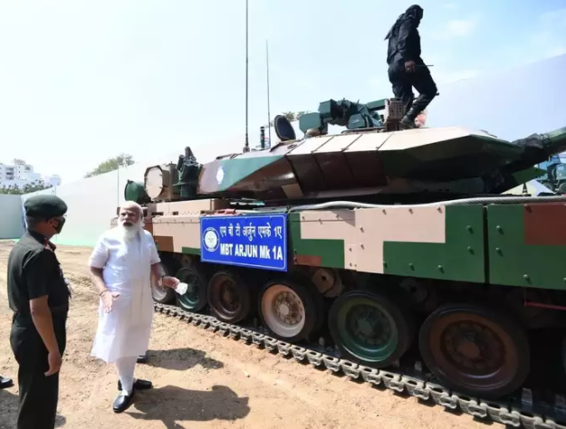 Премьер-министр Нарендра Моди передает танк в войска.