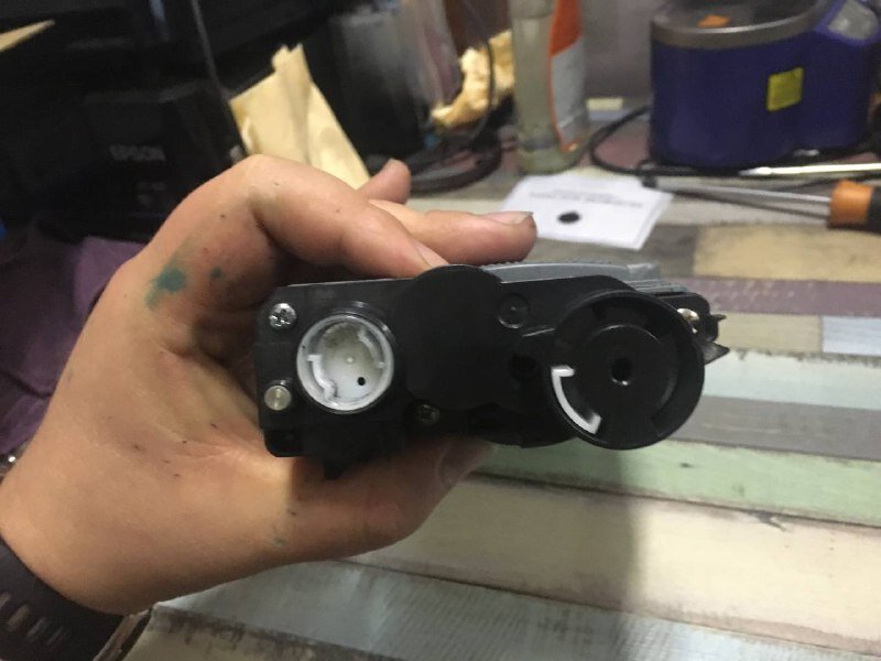 крышка с тремя винтами