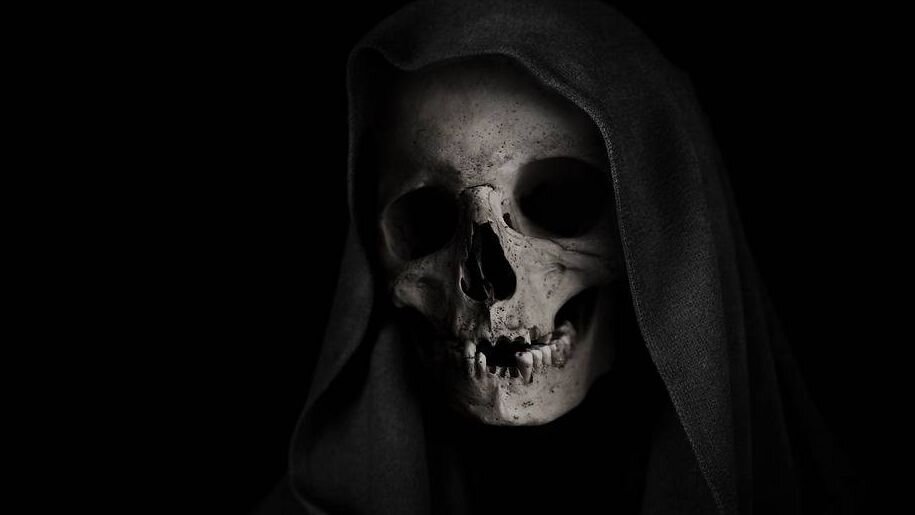 Тут, как мне кажется, ответ очевиден: базовым является страх смерти. Однако что такое "прохождение" через него? Смерть? Но мы не знаем, что будет после неё и не думаю, что стоит преждевременно такое практиковать, всё равно это случится с каждым, вот тогда и узнаете. Тогда остаётся не буквальное умирание, но метафорическое, что теми или иными способами в разных культурных традициях человечества делалось, особенно это касалось военного дела.