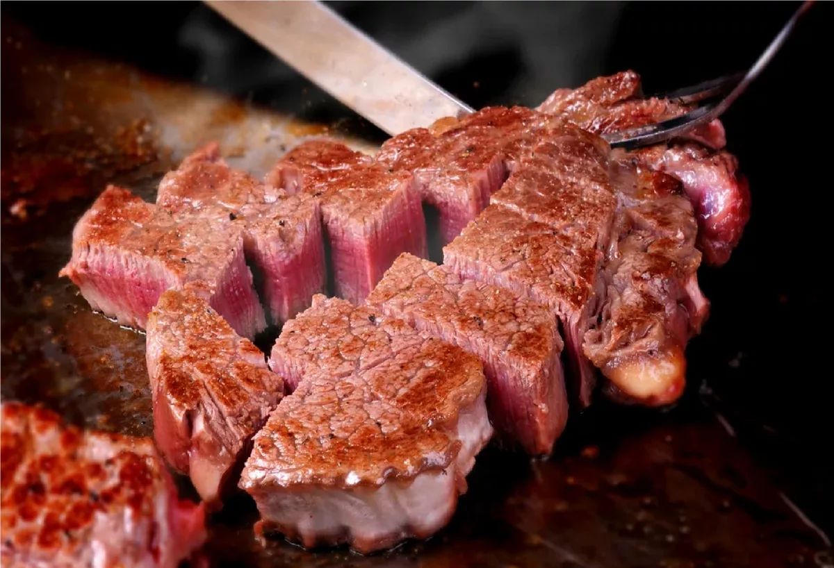 A5 kobe strip steak. самая дорогая говядина в мире. самое дорогое мясо. японское мраморное мясо вагю. самая дорогая говядина в мире.