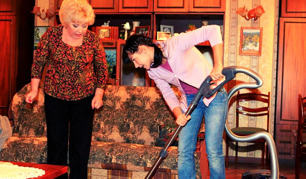 Вера Петровна каждый день давала задания по дому невесте сына.