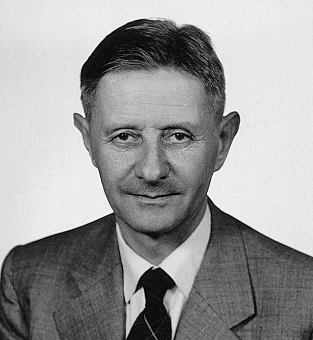 Хайнц Хопф (19 ноября 1894 - 3 июня 1971). Фото с сайта https://www.wikiwand.com/en/Heinz_Hopf