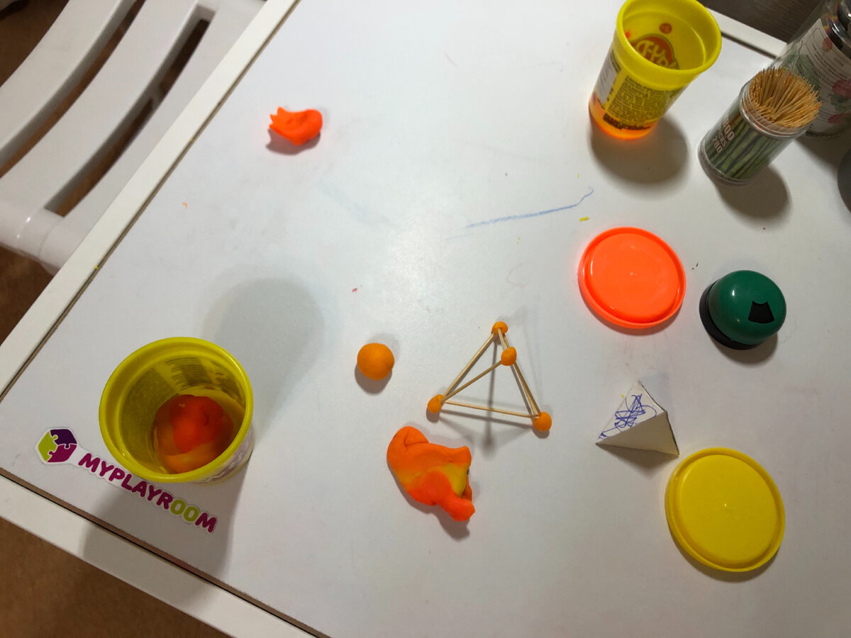 Пирамидки: из бумаги и из зубочисток.