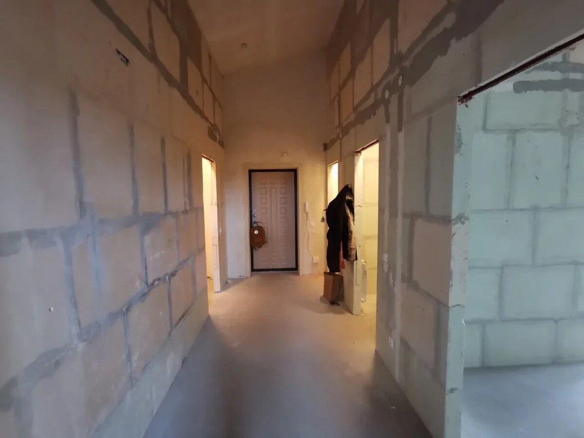 Вход в туалет - ближайший к входной двери проем справа от смотрящего