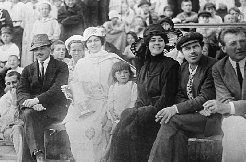 Лариса Рейснер (в светлом) - с французским послом, его женой и сотрудниками российского посольства на афганском Празднике независимости, 1922.