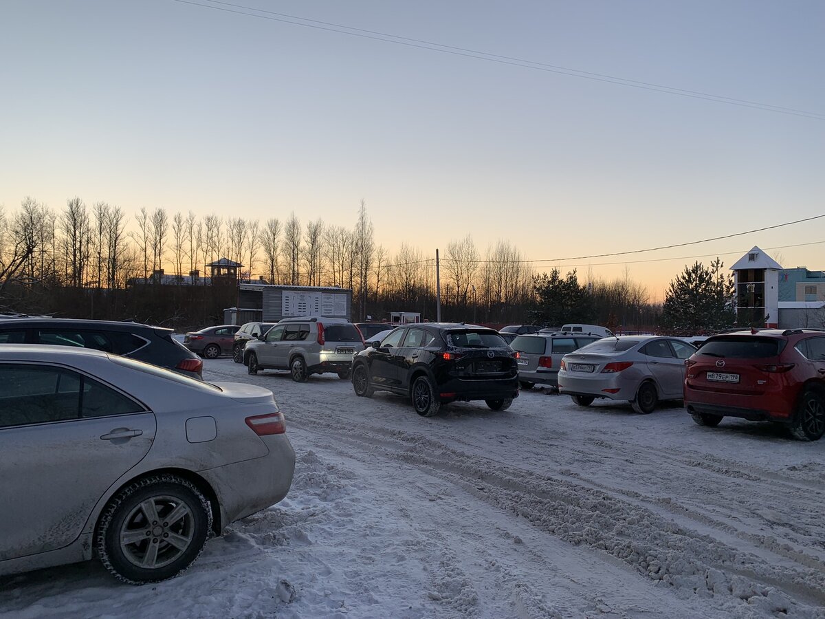 Стоянка перед пунктом осмотра автомобилей в МРЭО 