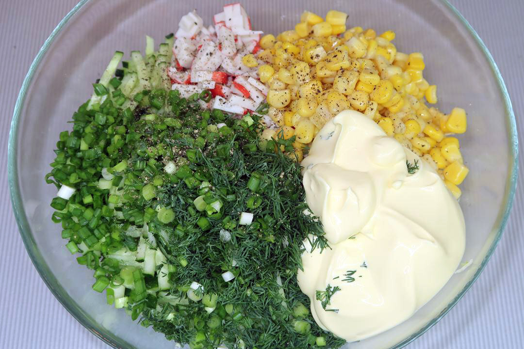 Салат из белокочанной капусты, крабовых палочек и консервированной кукурузы
