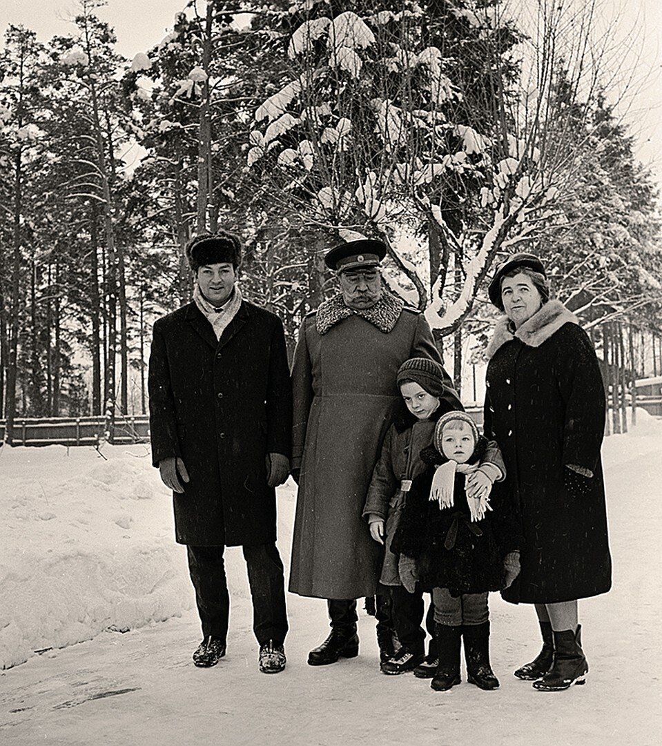 Семен Михайлович Буденный с зятем Михаилом Державиным, женой и внуками