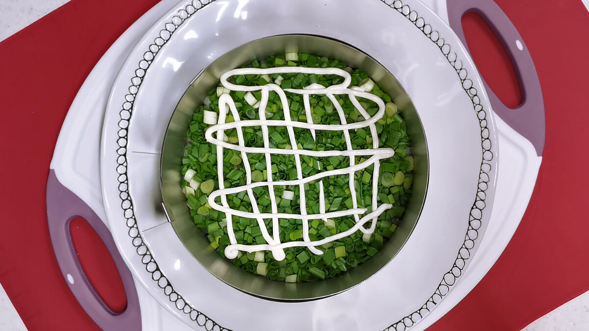Такой салат с селедкой точно приготовлю на Новый год. По вкусу похож на "шубу", а ингредиенты другие (рецепт с помидорами)