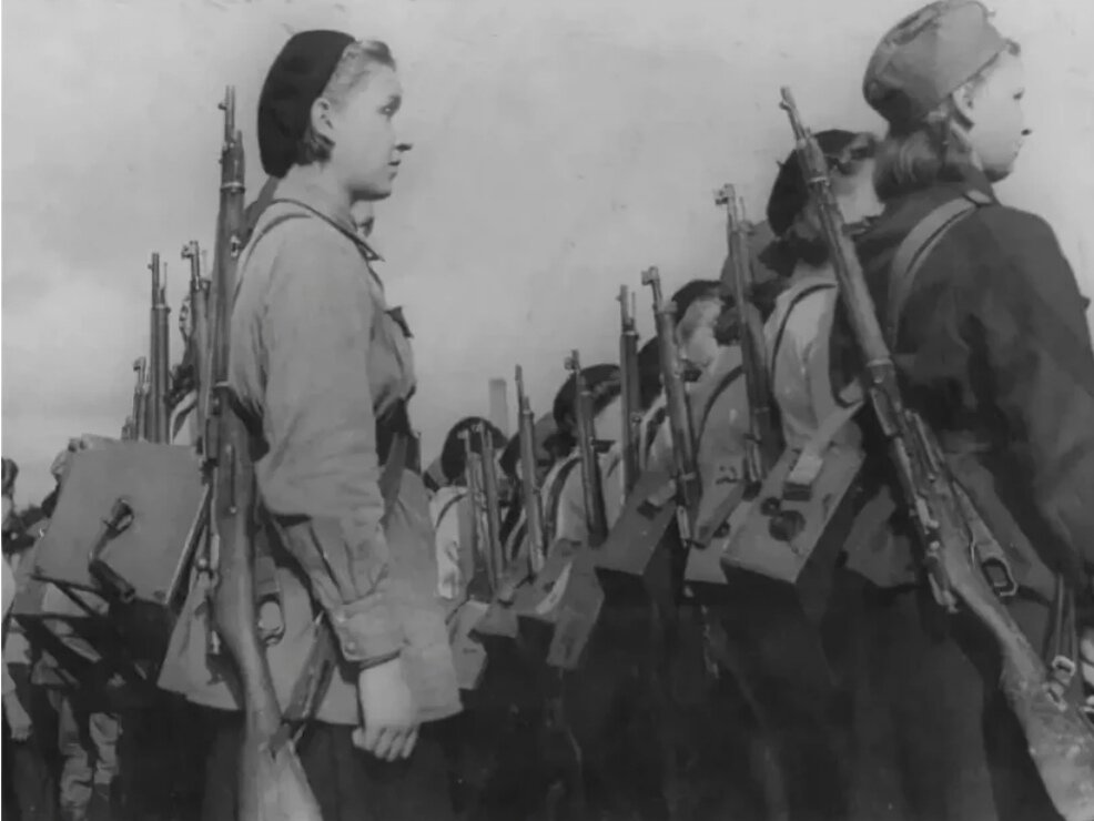 Добровольцы на войну. Связистки на войне 1941-1945. Женский батальон зенитчиц 1941-1945. Женщины связистки войны 1941. Женщины-РККА ВОВ 1941-1945.