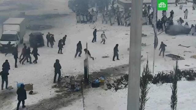 скриншот .момент умышленного наезда на сотрудников полиции