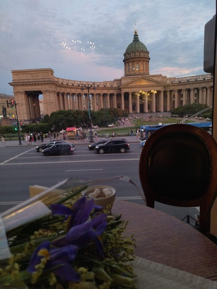 Панорамное окно кафе в Доме книги