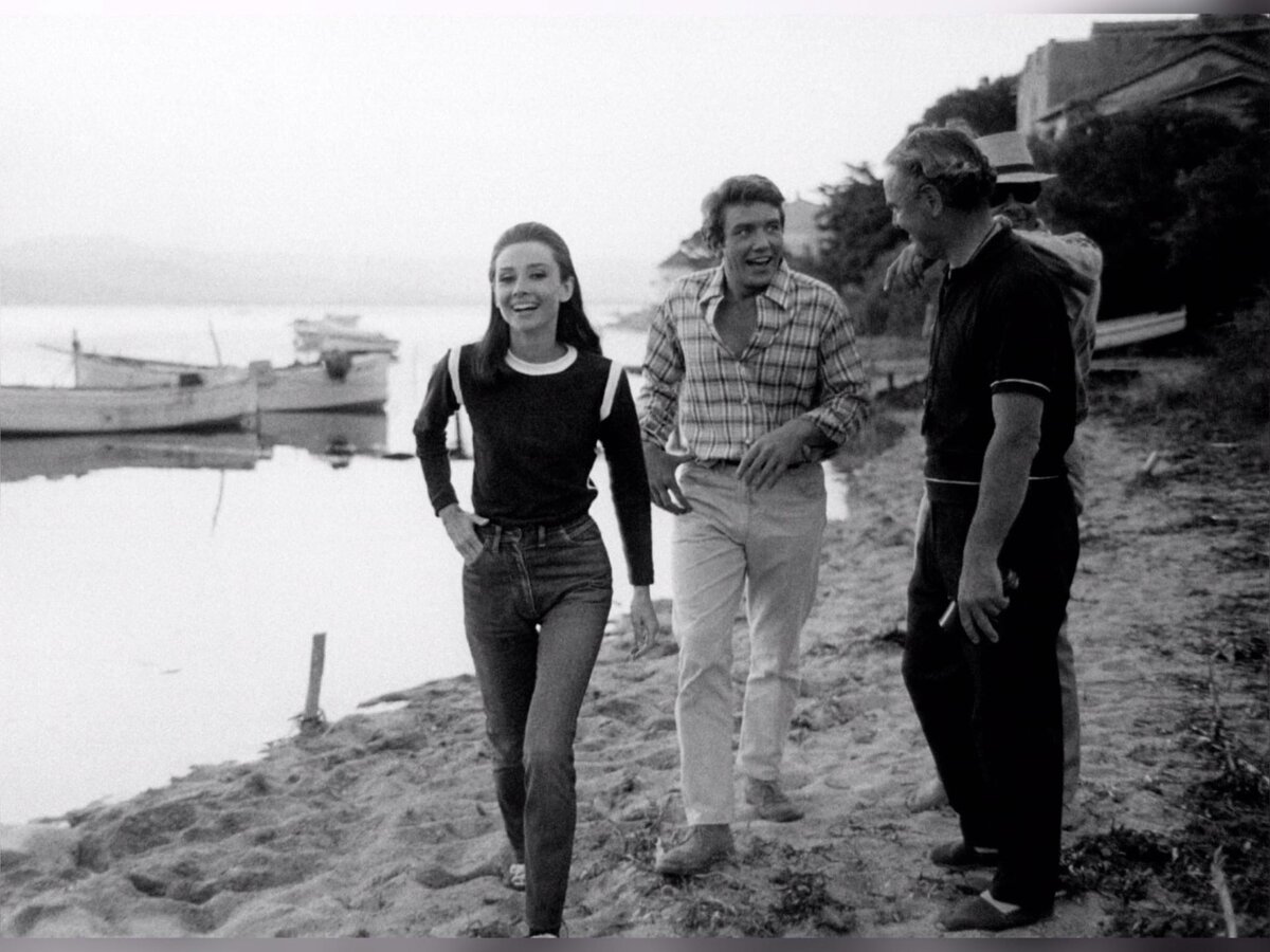 Во время сьемок фильма "Двое на дороге" между Хепберн и ее партнером Альбертом Финни развивался бурный роман