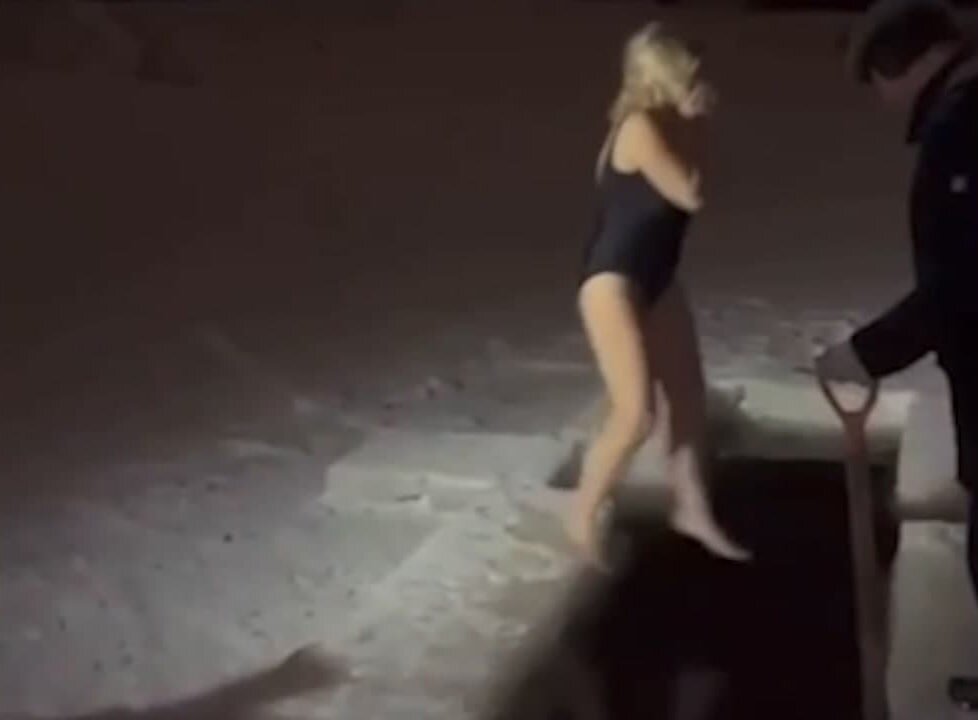 
Спасатели обнаружили тело 41-летней женщины, утонувшей после прыжка в необорудованную купель в Гатчинском районе Ленобласти. На поиски ушло без малого 10 дней.

Как сообщает 47news, тело обнаружили в километре от проруби, в 150 метрах от Рождественского моста вниз по течению реки Оредеж. Информацию об обнаружении покойной подтвердили в региональной прокуратуре и Следственном комитете.

Напомним, трагедия разыгралась ночью на Крещение у деревни Выра. На глазах у родственников и детей женщина прыгнула в самодельную купель, ее немедленно затянуло течением под лед. В ходе поисковых работ спасатели исследовали 4,8 квадратных километров реки, совершили десятки погружений. В поисках им помогали волонтеры из Москвы, исследовавшие дно реки с помощью подводных дронов и инфракрасных камер.