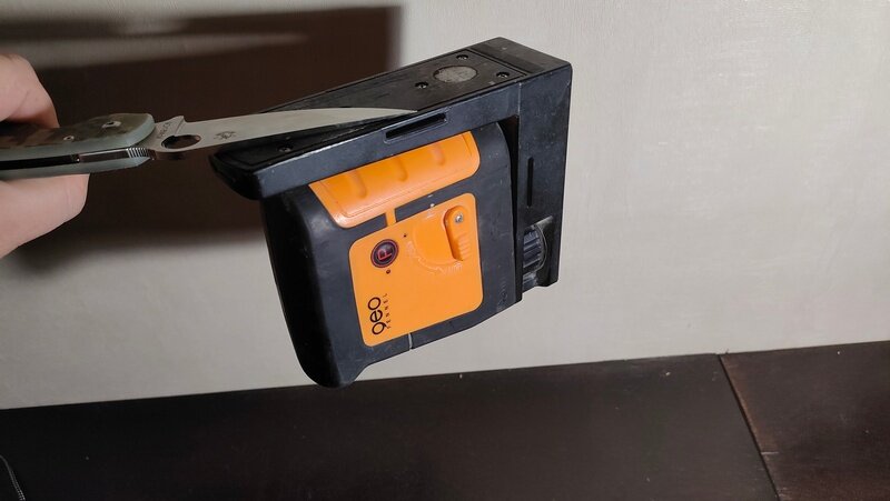 Один магнит выдерживает вес лазера на лезвии ножа