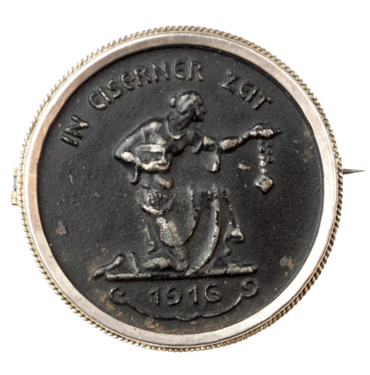 Как полагается, старые умельцы так же нашли применения данным медалям. Медали можно было встретить в виде броши и кулона на цепочки.