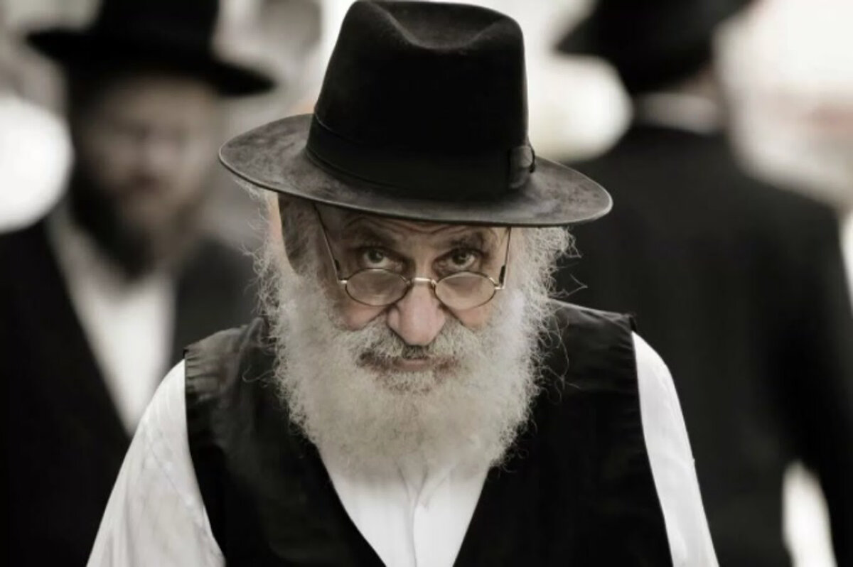 Евре́и  — народ семитского происхождения, восходящий к населению древнего Израильского и Иудейского царств, живущий во многих странах мира, однако с 1948 года существует также еврейское государство Израиль. Численность евреев на 2018 год оценивалась в пределах 14,6—17,8 млн человек согласно Berman Jewish DataBank, из них 44,9 % проживали в Израиле и 39 % — в США.