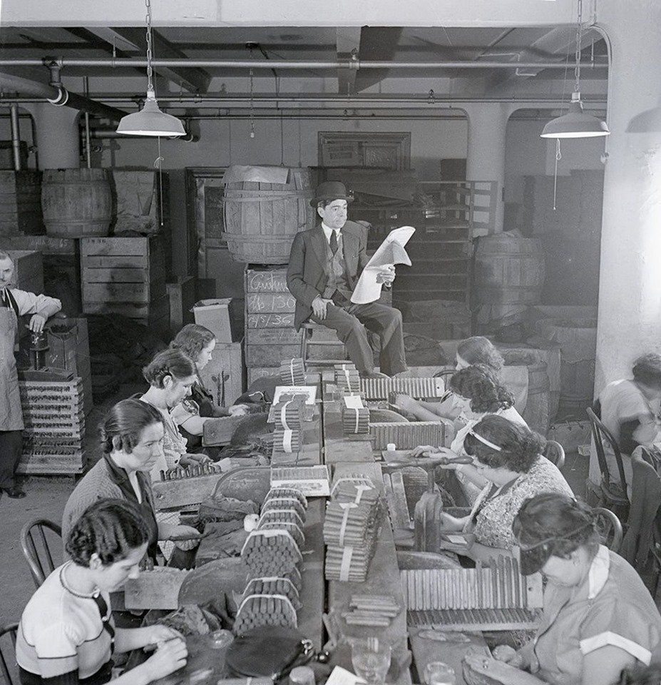 Профессии в начале 20 века. Чтец на табачной фабрике. Табачная фабрика 19 века. Табачная фабрика в Испании 19 век. Табачные фабрики 20 века.