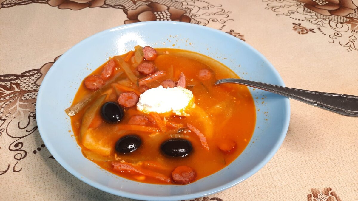 Маслины и сметана-отличное дополнение к солянке