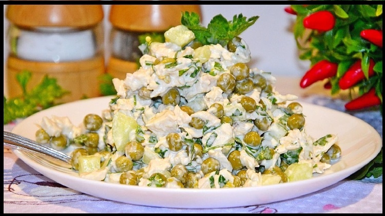 Салат с варёной курицей, яйцами и кукурузой