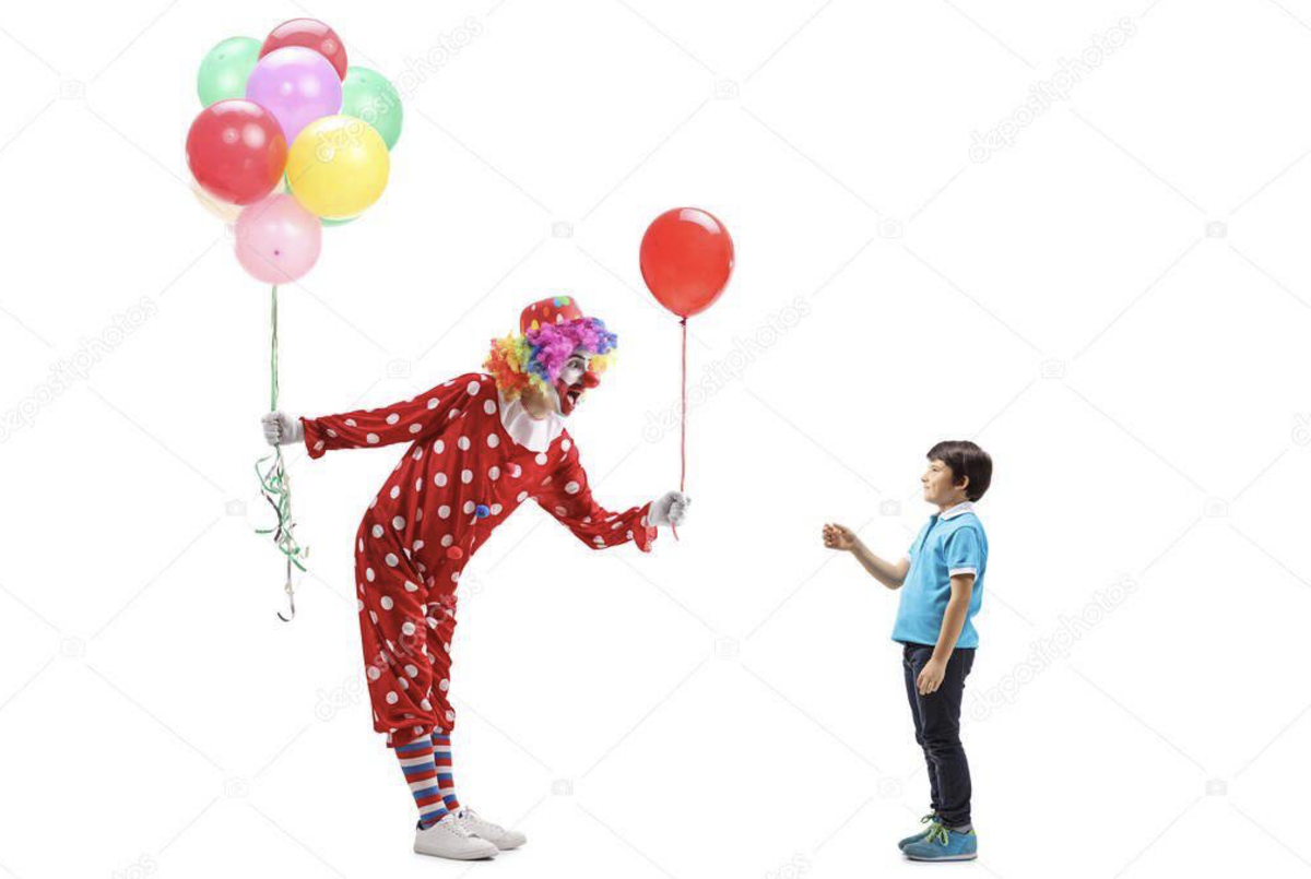 Дали шары. Человек стоит с шариком. Клоун держит в руках шары. Дети дарят шарики. Клоуны играют с воздушными шариками.