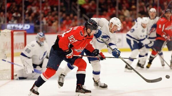    Игровой момент матча НХЛ "Вашингтон" - "Тампа"© REUTERS / Geoff Burke