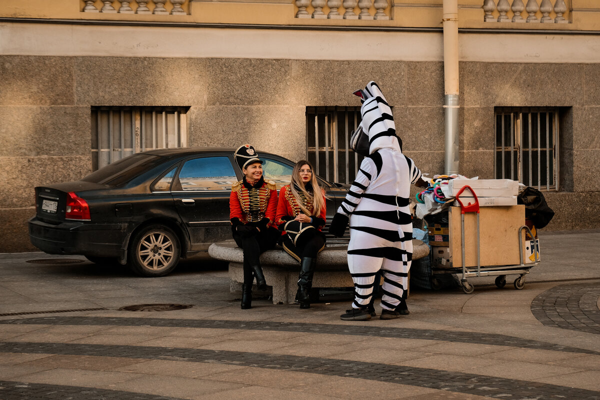 Фотография будто закрыта оранжевой пленкой. Под настроение такой цвет зайдет, но потом быстро надоест