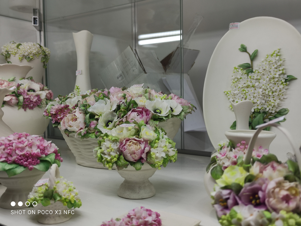 Фарфоровые цветы.