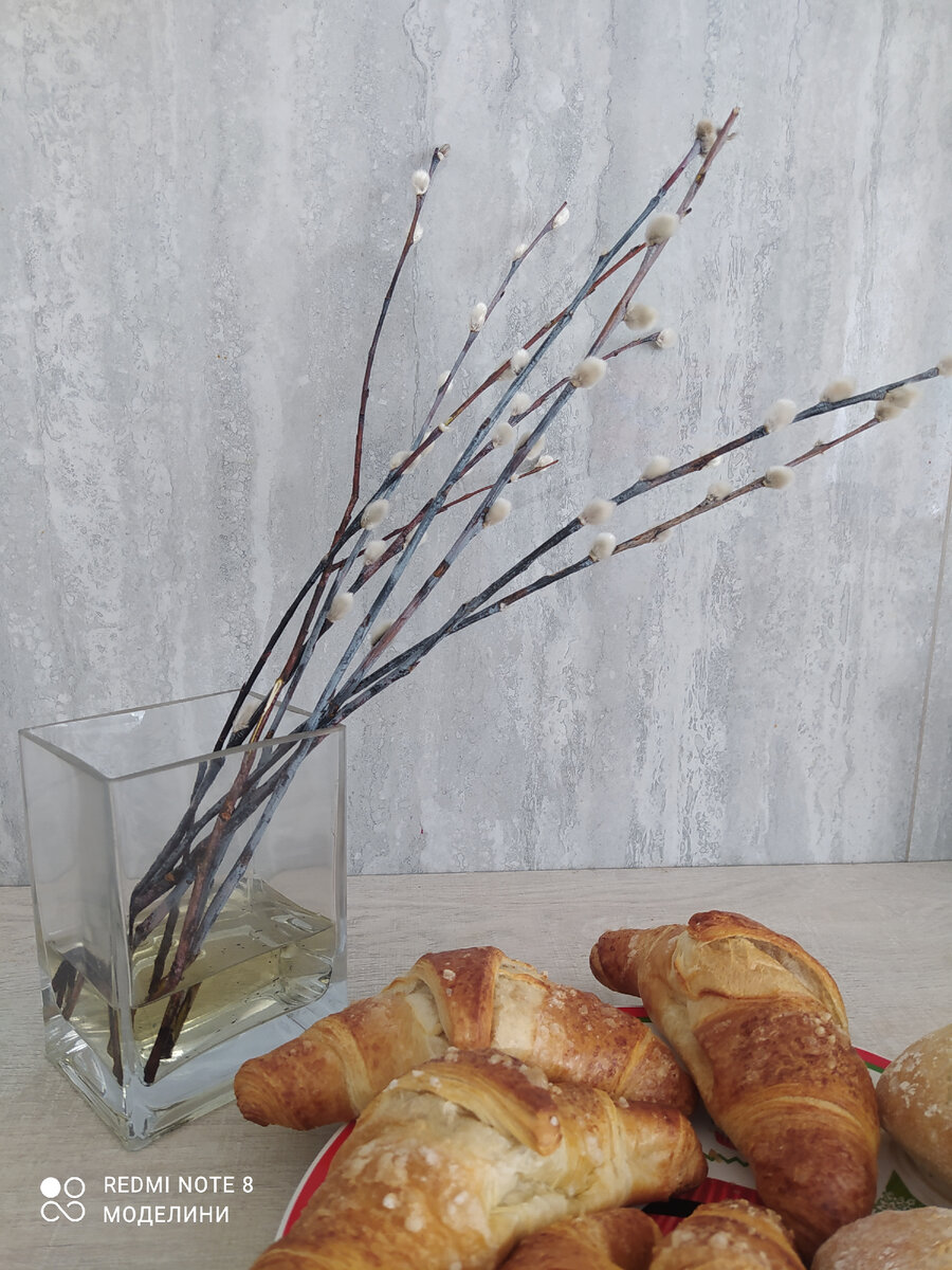 Круассаны и вербочка. Праздничное утро🌿