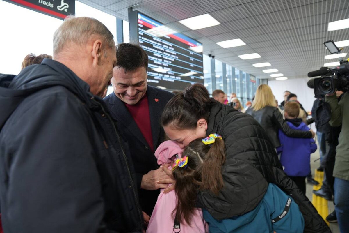 Детей из Донбасса взяли под опеку в Подмосковье. Главное о гуманитарной  программе | Телеканал 360 и Онуфриенко | Дзен