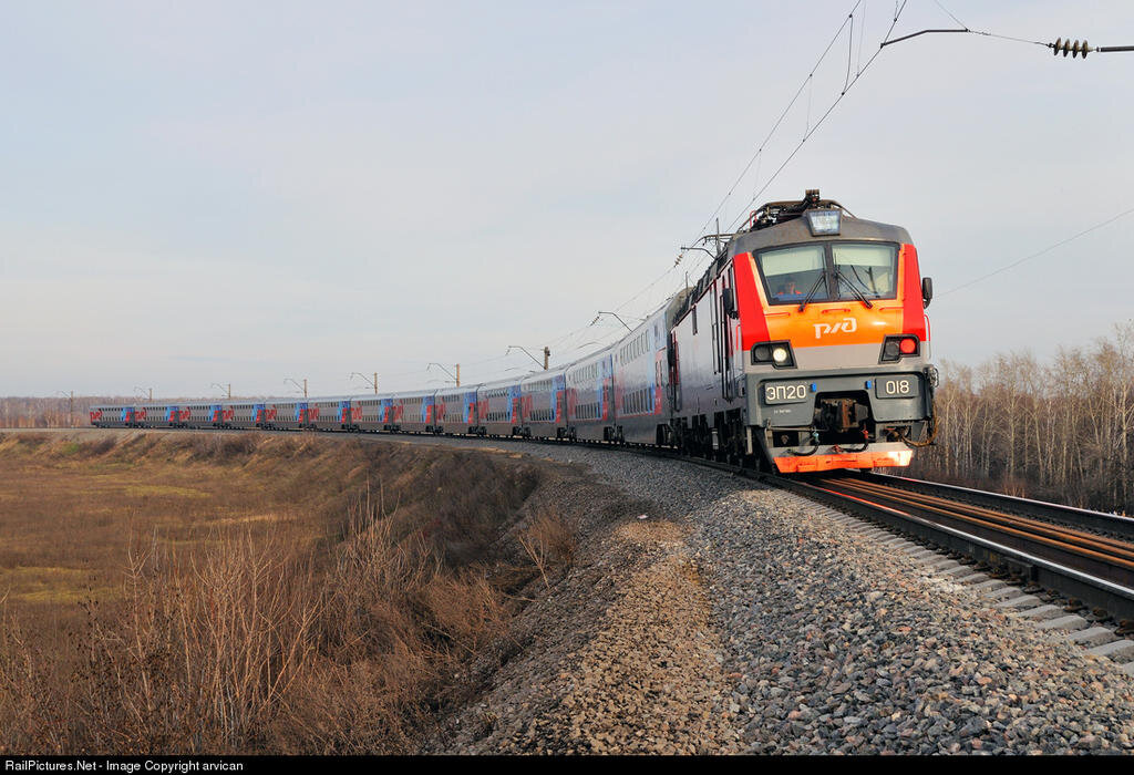 двухэтажный поезд РЖД в движении (источник фото railworks2.ru)