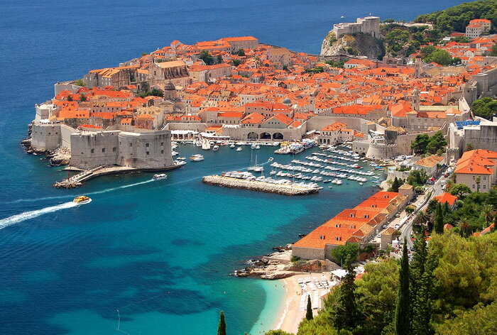 В Хорватии лучше всего в июне или сентябре, когда не так людно и жарко. Здесь бережно относятся к семейным ценностям, что делает страну очень гостеприимной для тех, кто путешествует с детьми.

В Хорватии много безопасных пляжей и пешеходных маршрутов, которые подходят людям любого возраста. Есть интерактивных музеи, древние города и крепости, которые заставят почувствовать себя словно в старой сказке!

Путешествующие по Хорватии особенно любят посещать города Дубровник и Сплит. В Дубровнике впечатляют морские пейзажи, байдарочные туры по прибрежным пещерам и гротам, а также стены Старого города и замки, сохранившиеся в историческом центре. В Сплите обязательно надо побывать у каскада водопадов в парке Крка и искупаться в голубых водах здешних озер. Отсюда можно совершить тур по пяти островам и посетить знаменитый Голубой грот.
