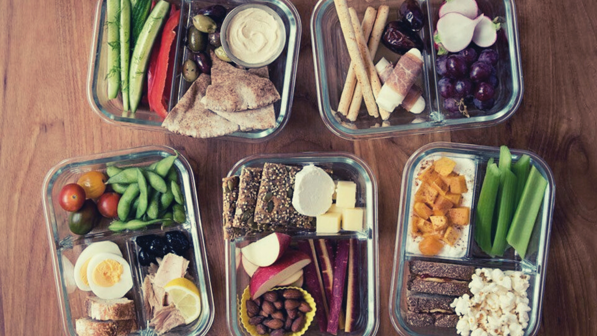 Продукты для перекуса в дорогу. Ланч бокс для перекуса. Перекус с собой. Овощи для перекуса с собой. Еда перекус.