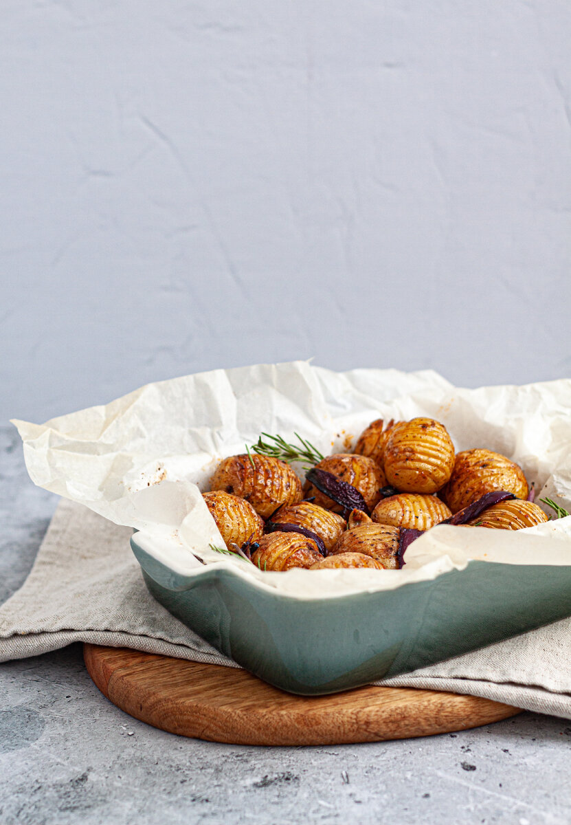 Молодой картофель, запечённый с беконом