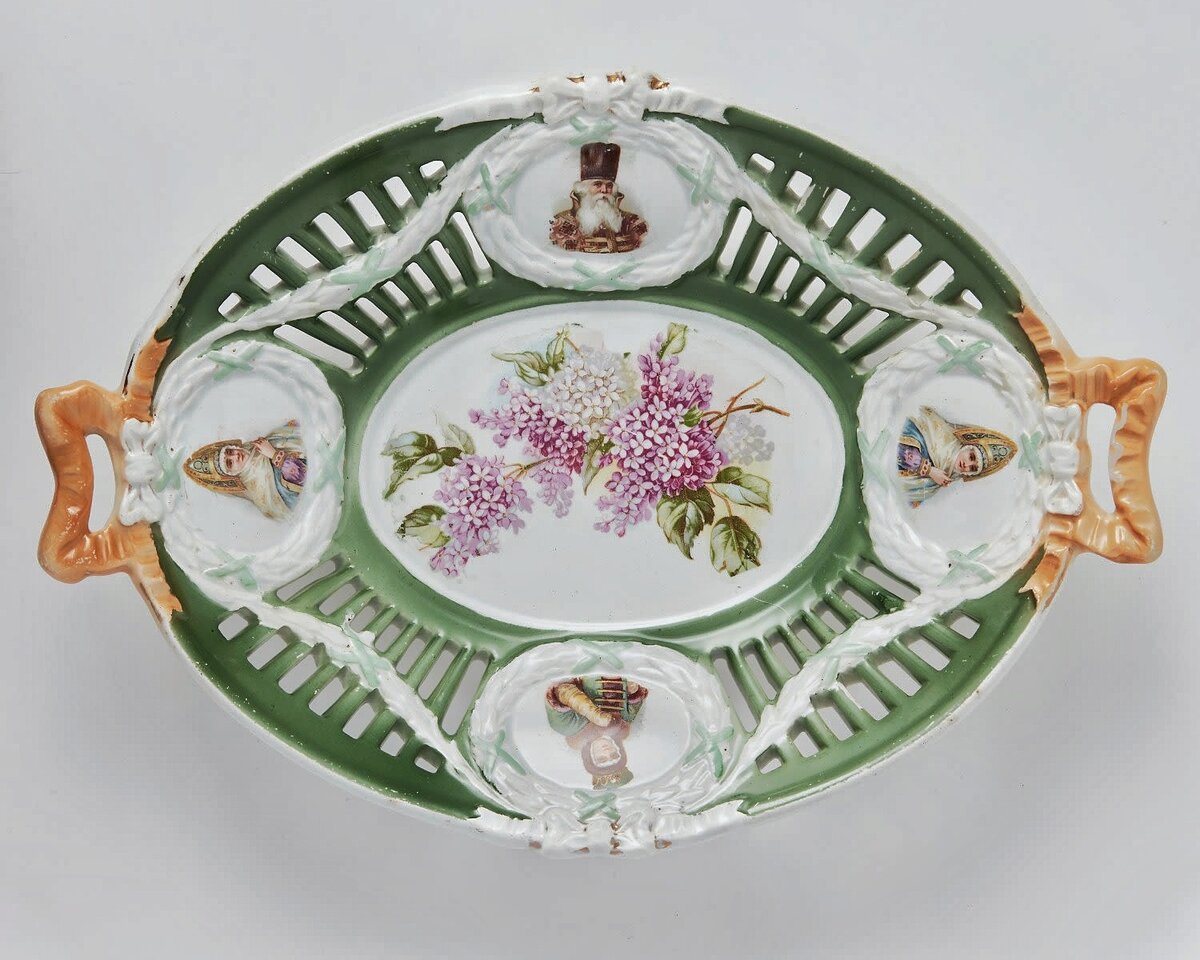 Фаянсовая сухарница с сиренью в центре" - Товарищества М.С. Кузнецова, Песоченская фабрика, https://ru.bidspirit.com/