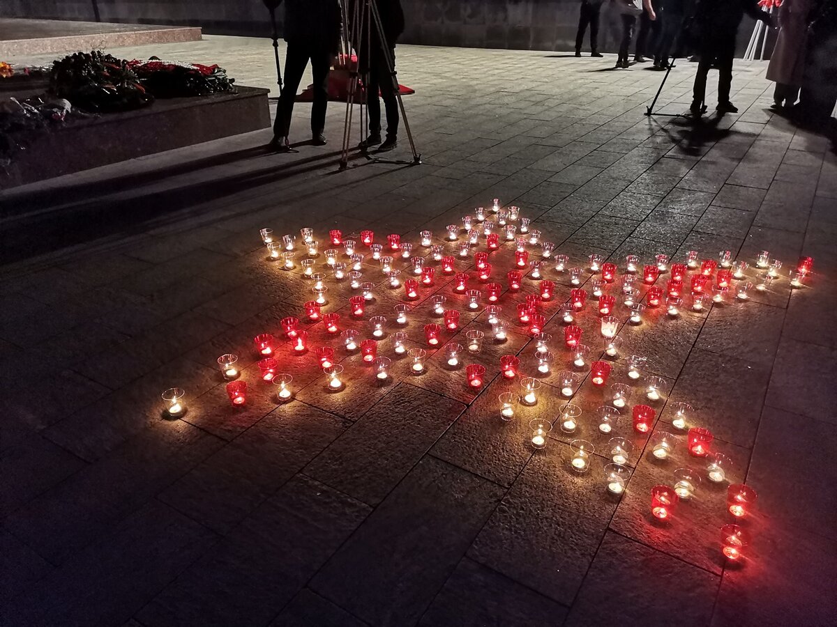 Огни воспоминаний. Вечный огонь Борисоглебск. День Победы Воронеж вечный огонь. Огни Победы Воронеж. Огни памяти Ставропольский край.