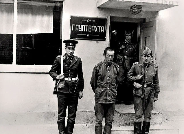 Гауптвахта.  Фото с сайта: https://zen.yandex.ru/media/gsvg/za-narushenie-discipliny-rasstrel-62598e018a0a265a69c50d93?&
