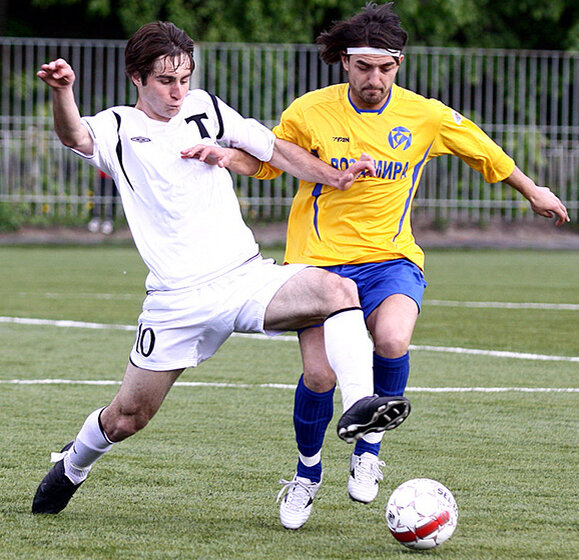 18 мая 2009 года. Дебютный матч «Торпедо» в третьем любительском дивизионе. В борьбе за мяч нападающий «автозаводцев» Дмитрий Кортава (в белом).