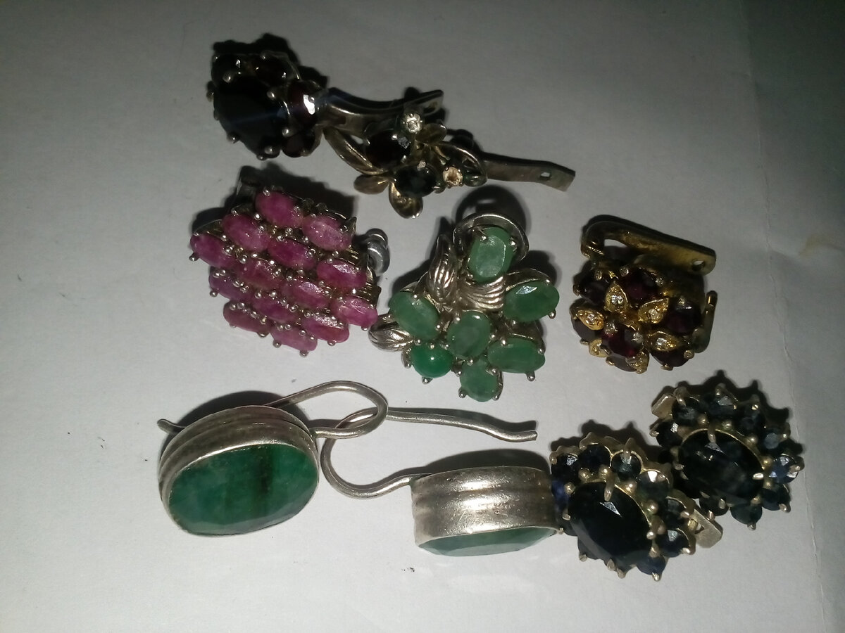 Серьги. Нижний ряд... Две пары. С сапфирами. Ну, я так надеюсь. Другие - одиночки.